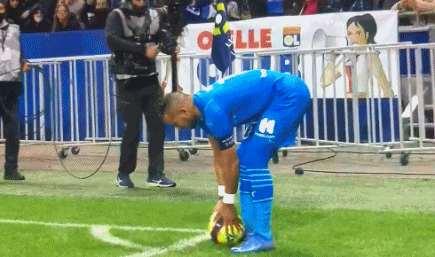 费迪南德：阿森纳不需要埃泽，当然他也可以提升板凳深度