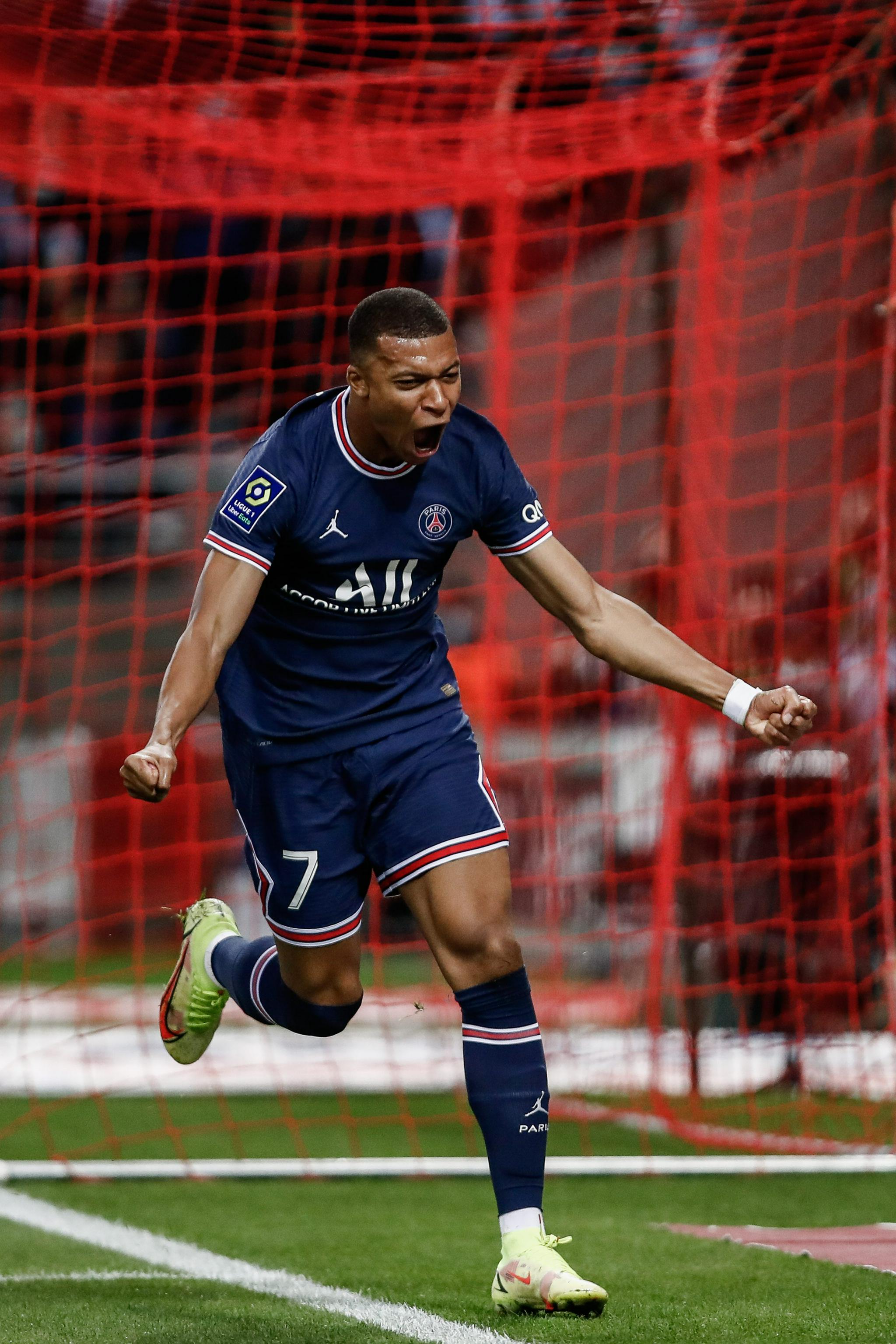 中超：武汉三镇主场1-0小胜上海申花（中超战报：武汉三镇主场1-0力克上海申花）