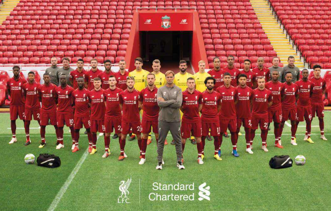 给爷整笑了，曼奇尼假意亲吻布鲁马多，将布鲁马多逗笑（这一幕笑翻了：曼奇尼作势亲吻布鲁马多，逗得对方当场大笑）