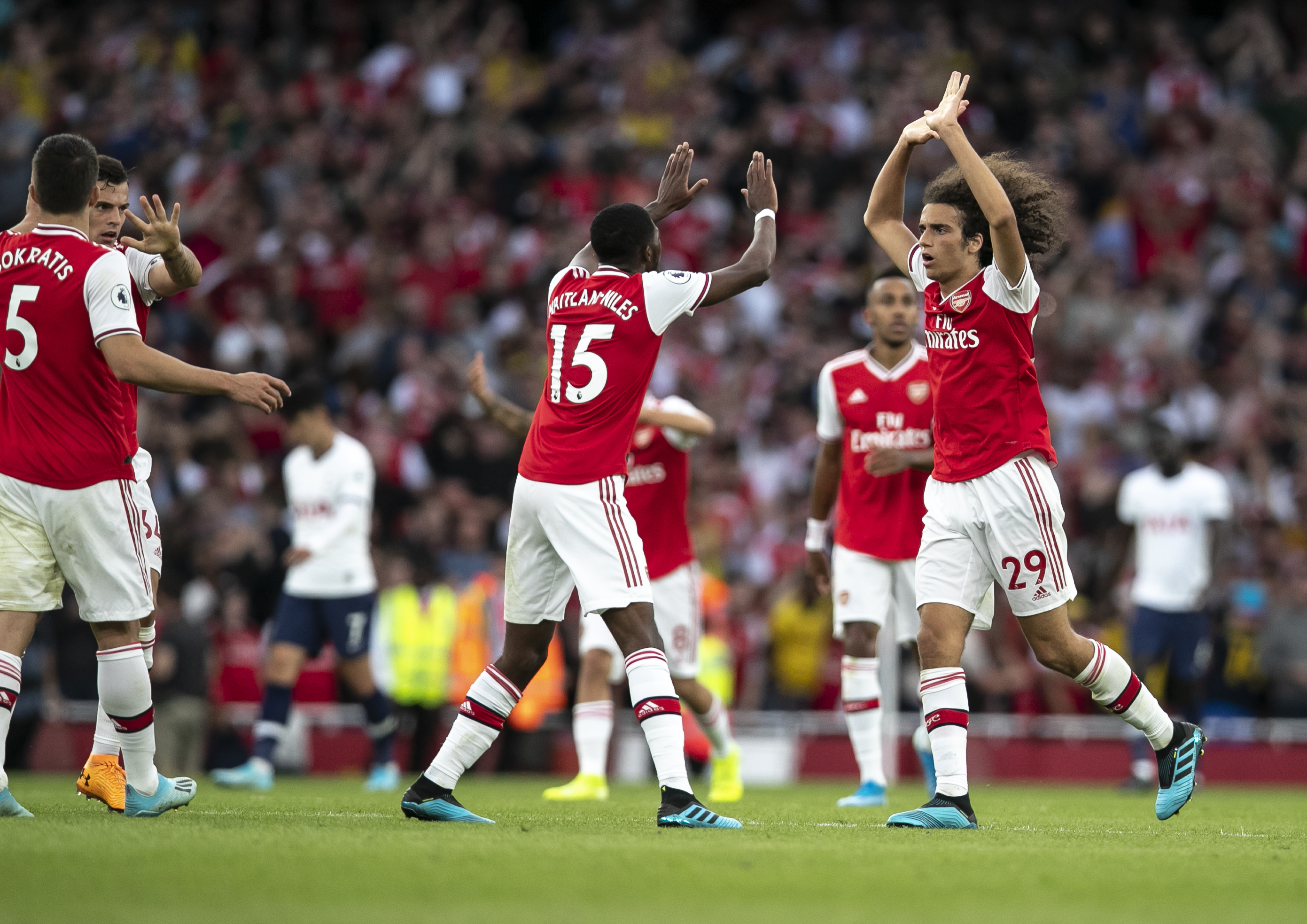 足坛一夜动态：AC米兰大逆转登顶意甲第1，B费创纪录曼联复仇狼队（今晨足坛快讯：AC米兰逆转登顶意甲榜首，B费破纪录助曼联复仇狼队）