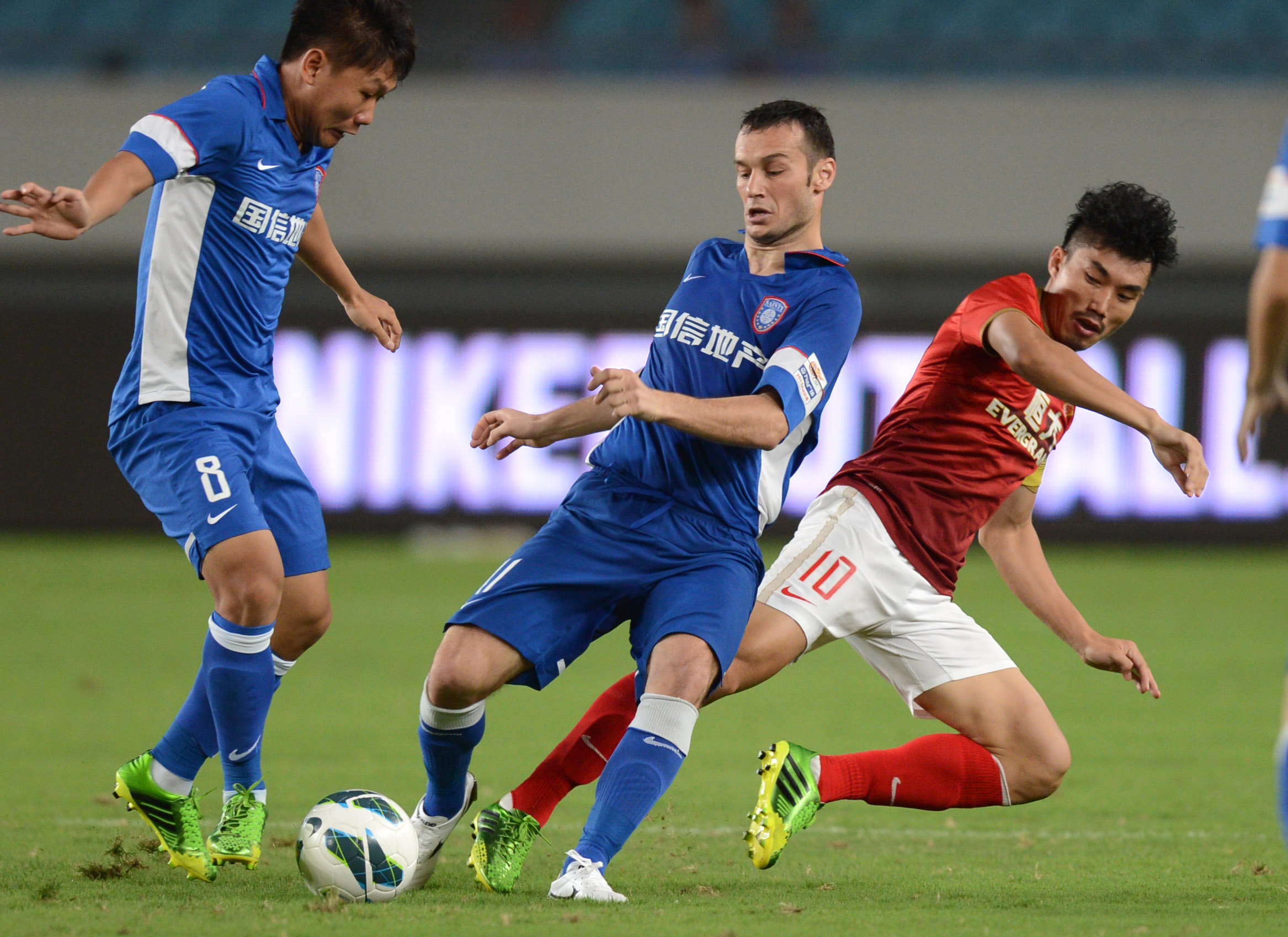 TA：阿森纳未积极推动冬窗出售球员；预计明夏将买断因卡皮耶（TA：阿森纳冬窗不急售球员，预计明夏完成因卡皮耶买断）