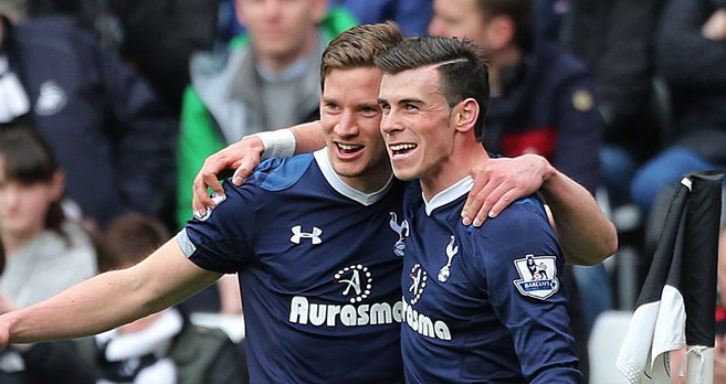 卡里乌斯妻子晒圣诞写真：身穿金色深V礼服展示孕肚（卡里乌斯妻子分享圣诞写真，穿金色深V礼服大方秀孕肚）