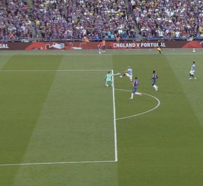 球迷看得手心冒汗（心跳时刻，球迷直捏一把汗）