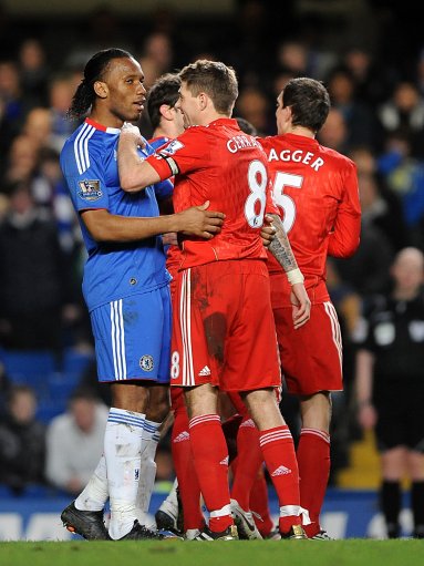 霍安说巴萨和切尔西上半场势均力敌，主持人：以为我们没看球吗？（霍安称巴萨与切尔西半场五五开，主持人反问：把我们当没看球的？）