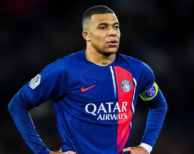 印媒：梅西混乱中尝试绕场一周，但他完全被官员及保镖包围（印媒：骚乱中梅西欲绕场一周，却被官员和保镖团团围住）