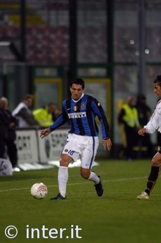 意甲战报：杜维卡斯破门，莫雷诺传射，科莫2-0胜萨索洛（意甲快讯：杜维卡斯建功，莫雷诺一传一射，科莫2-0击败萨索洛）